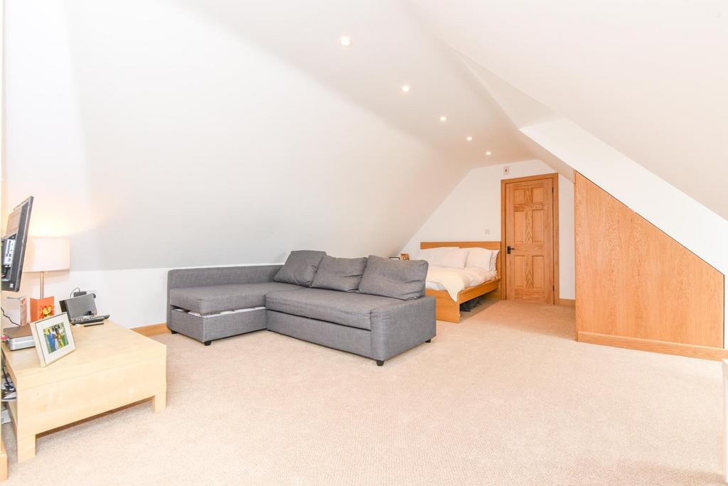 First Floor Studio Apartment (Garage Annexe)
