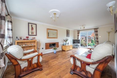 24 Harvington Drive, Shirley, Solihull, B90 4YN