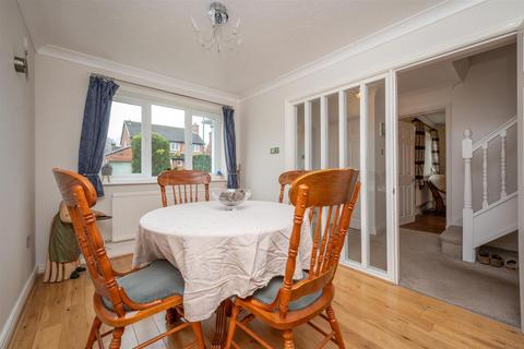 24 Harvington Drive, Shirley, Solihull, B90 4YN