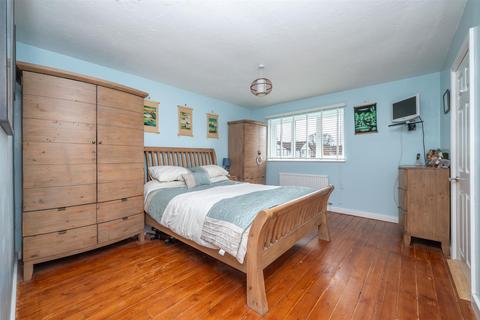 24 Harvington Drive, Shirley, Solihull, B90 4YN
