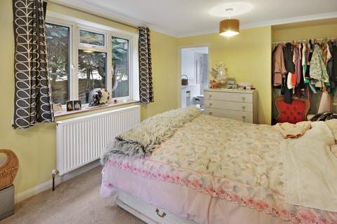 4 bedroom detached bungalow for sale - Green Hedges Close, East Grinstead, RH19
