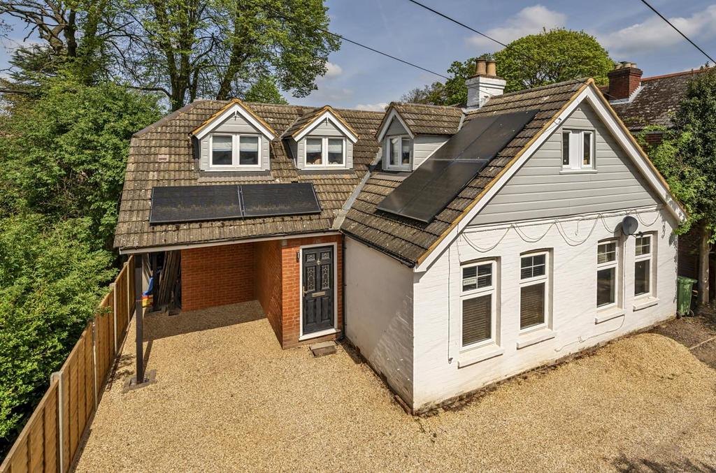 Parkstone Drive, Camberley GU15 4 bed detached house for sale £500,000