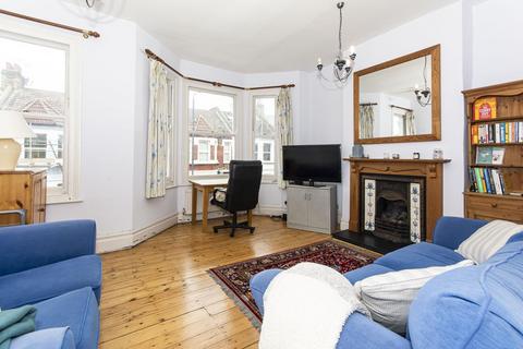3 bedroom flat to rent - Elspeth Road, Clapham Junction SW11