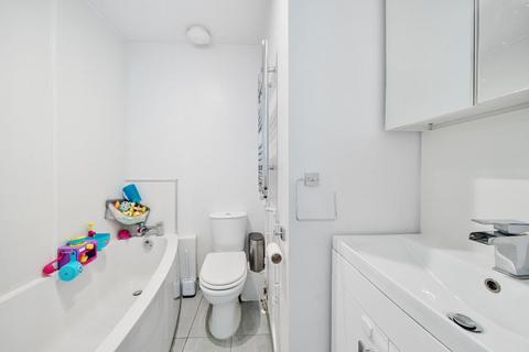 18 Hodges Close, Bagshot, GU19 5QS