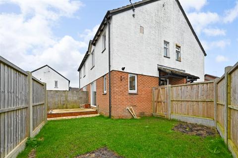 27 Lanyards, Littlehampton, BN17 6SG