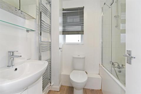 27 Lanyards, Littlehampton, BN17 6SG