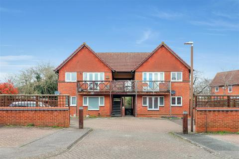 10 Glebe Close, Loughton, Milton Keynes, MK5 8HB