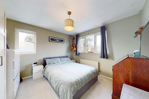 10 Glebe Close, Loughton, Milton Keynes, MK5 8HB