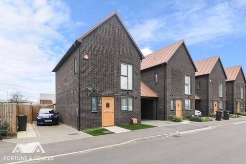 10 Dovestone Close, West Thurrock, Grays, RM20 3DG