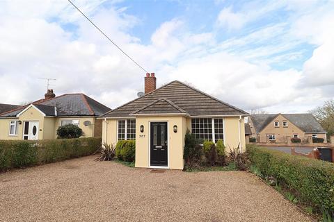 4 bedroom detached bungalow to rent, Church Street, Braintree