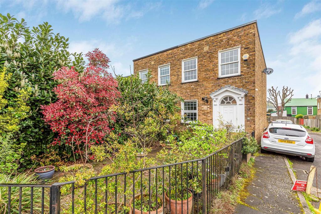 North Worple Way, Mortlake, London, SW14 2 bed semidetached house for
