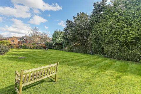44 Master Close, Oxted, RH8 9NA