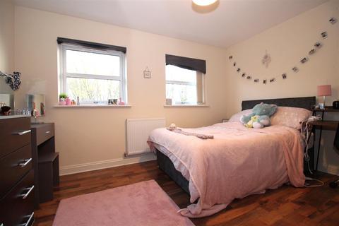 4 bedroom house to rent, Blue Fox Close, Leicester