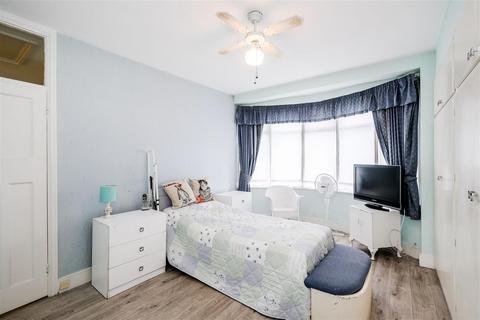 6 Mount View Road, London, E4 7EF