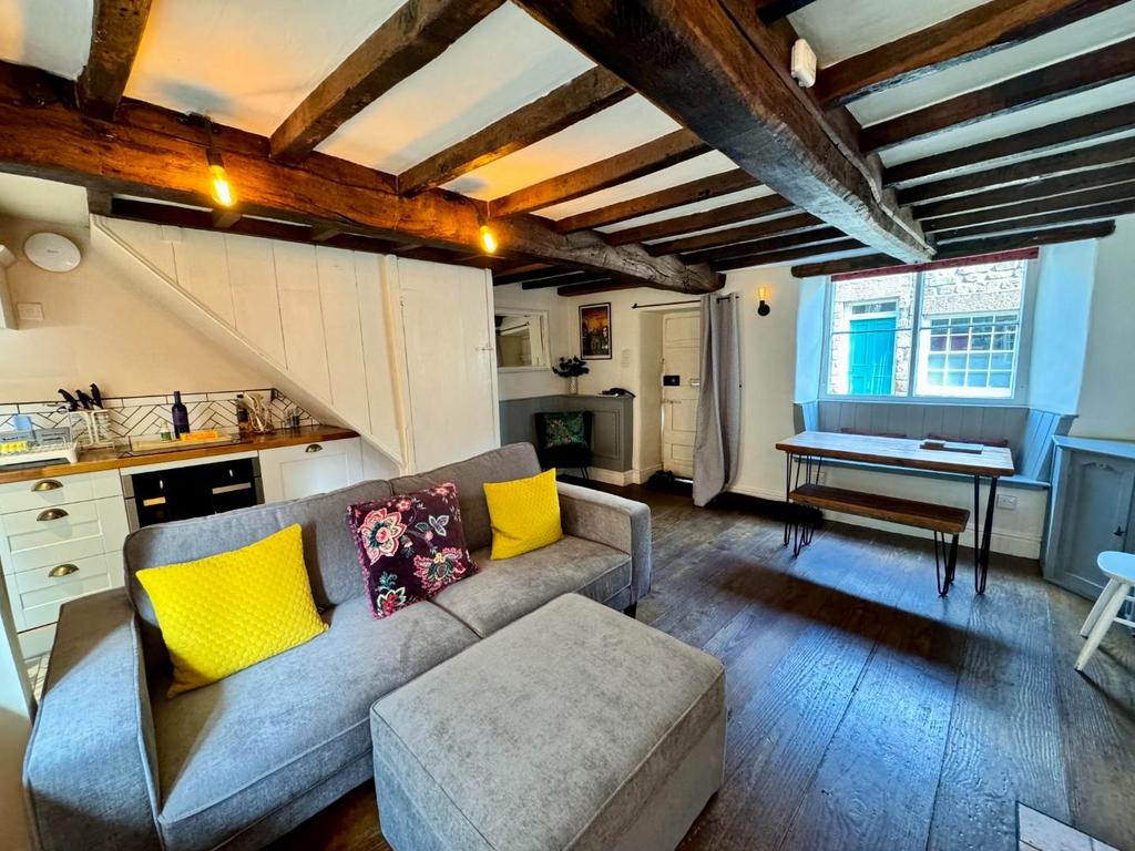 Living Room 4.jpg