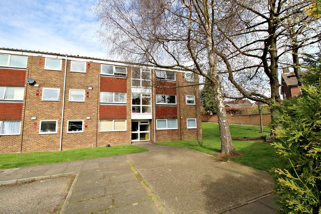 Francis Close, Hitchin, SG4 2 bed apartment for sale £230,000