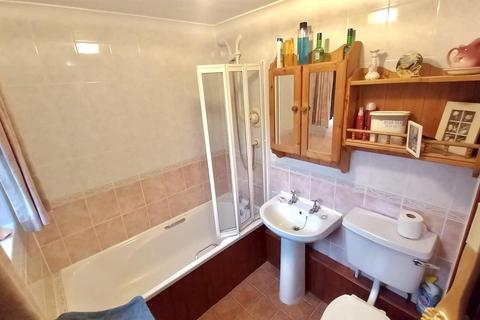 3 bedroom semi-detached house for sale, Cambridge Road, Lowestoft