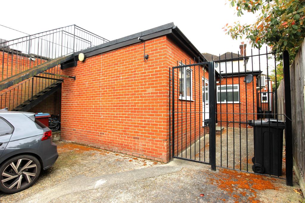 High Road, Broxbourne EN10 1 bed ground floor flat £995 pcm (£230 pw)