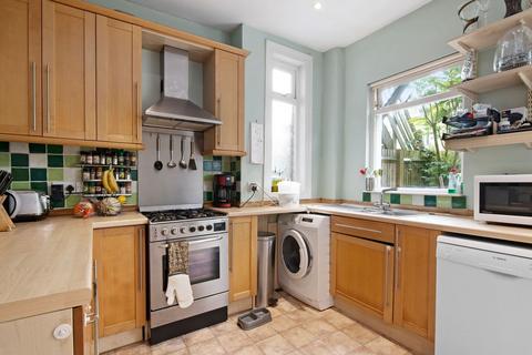 2 bedroom maisonette for sale, Leslie Road, London, N2