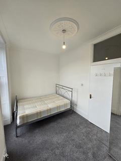 2 bedroom maisonette to rent, Kennington Road, London SE11