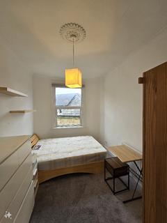 2 bedroom maisonette to rent, Kennington Road, London SE11