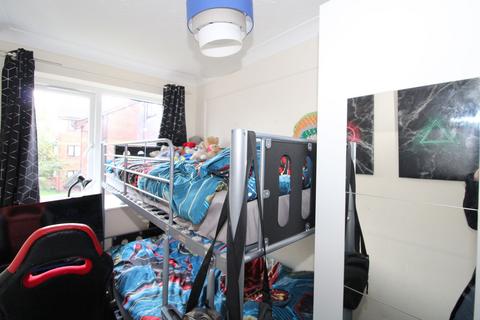 2 bedroom flat for sale, Dutch Barn Close, Stanwell, Staines-upon-Thames, Surrey, TW19 7NG