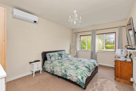 11 Broadbridge Lane, Smallfield, Horley, RH6 9RE