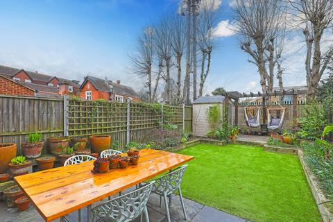 3 The Drummonds, Buckhurst Hill, IG9 5HG