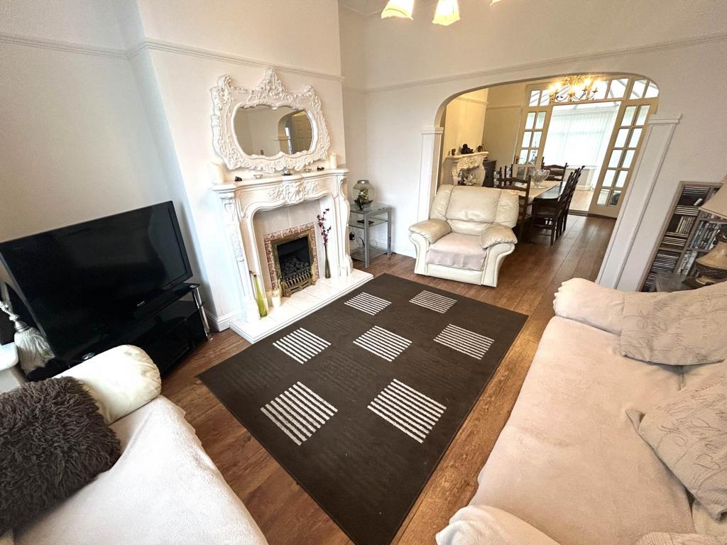 Broadway, Oldham OL9 3 bed semidetached house for sale £285,000