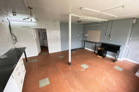 Workshop & retail space to rent, Long Lane, Dalton, Huddersfield, West Yorkshire