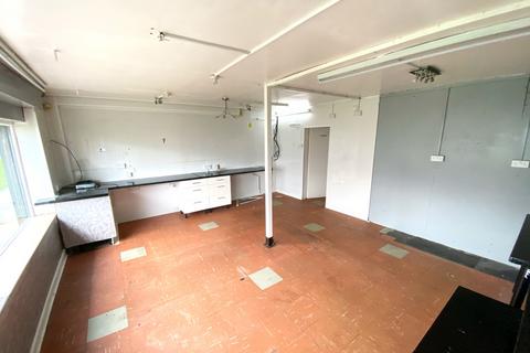 Workshop & retail space to rent, Long Lane, Dalton, Huddersfield, West Yorkshire