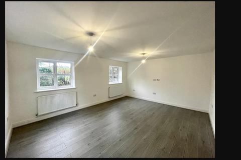 4 bedroom end of terrace house to rent, Crescent drive, Hampshire GU12