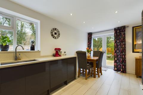 16 Barlows Road, Tadley, RG26 3NA
