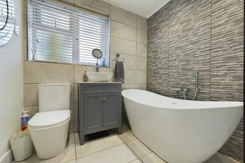 16 Barlows Road, Tadley, RG26 3NA