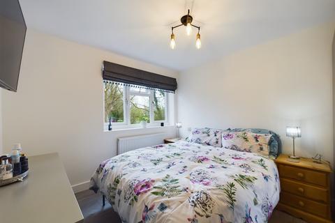 16 Barlows Road, Tadley, RG26 3NA
