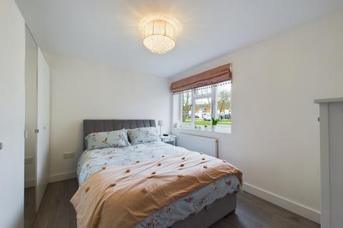 16 Barlows Road, Tadley, RG26 3NA