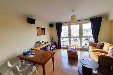 2 bedroom apartment to rent, Admirals Way, Gravesend DA12
