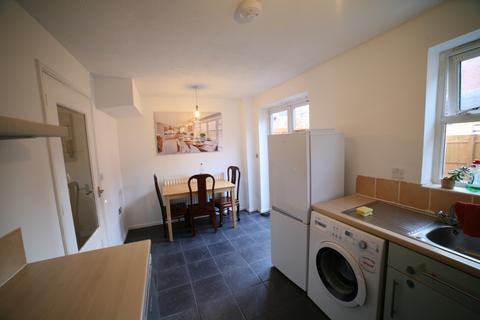 3 bedroom semi-detached house to rent, Bristol BS16