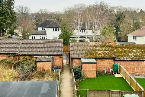 2 bedroom flat for sale, 17A Brook Parade, Chigwell, Essex, IG7 6PQ