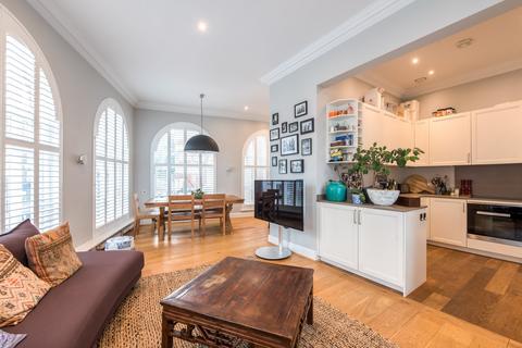 2 bedroom apartment for sale - Heath Street, London, NW3