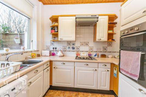 3 bedroom semi-detached house for sale - Forshaw Avenue, Lytham St Annes, FY8 2HT