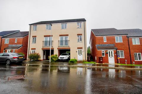 3 bedroom townhouse for sale, Cae'r Delyn, Oakdale, NP12