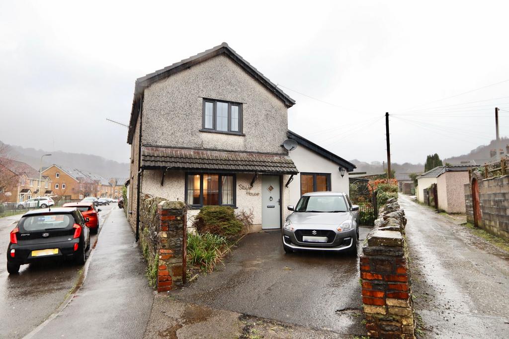 Glannant Street, Ynysddu, NP11 4 bed cottage for sale £280,000