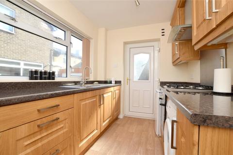 3 bedroom semi-detached house for sale - Smalewell Green, Pudsey, West Yorkshire