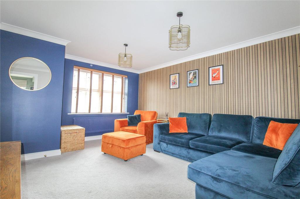 Lamplighters Walk, Trowbridge 3 bed detached house for sale £300,000