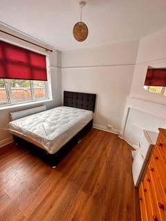 4 bedroom flat share to rent - Whitchurch Lane, Edgware HA8