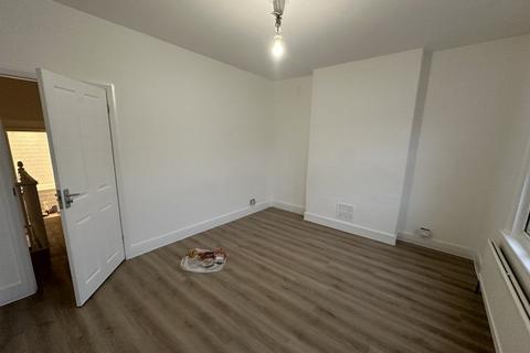 4 bedroom terraced house to rent - Moffat Road, London, SW17