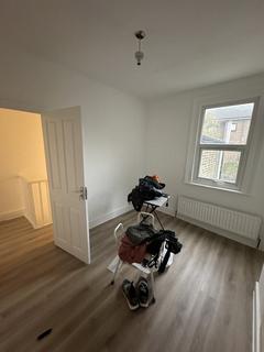 4 bedroom terraced house to rent, Moffat Road, London, SW17