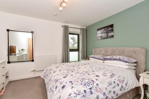 2 bedroom flat for sale - Holmeoak Avenue, Rainham, Essex