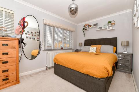 3 bedroom detached house for sale - Dirdene Close, Epsom, Surrey